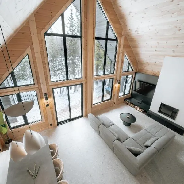 Le Mitik Tremblant - SPA - LACS - PLAGES - JEUX, hotel v destinaci Saint-Rémi-dʼAmherst