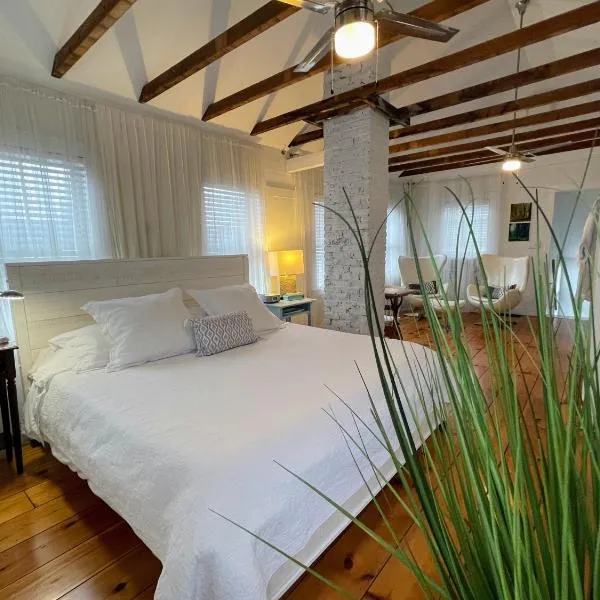An authentic, rustic luxurious little single family home in Old Town. All yours., hotel em Marblehead