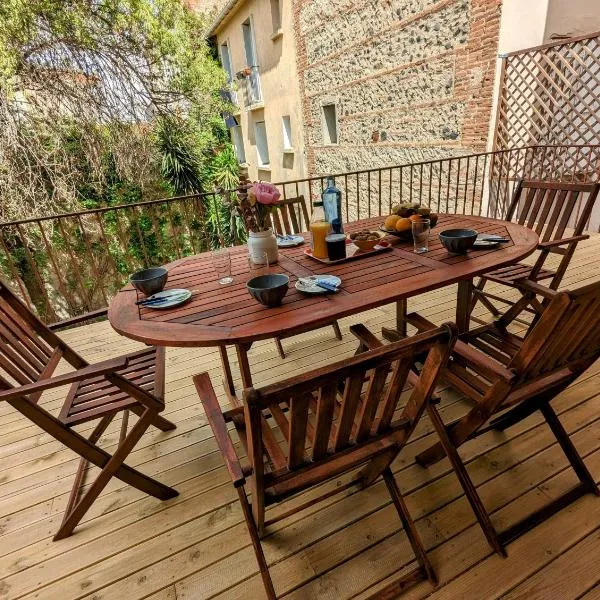 Proche centre ville avec une belle terrasse โรงแรมในแปร์ปินญอง