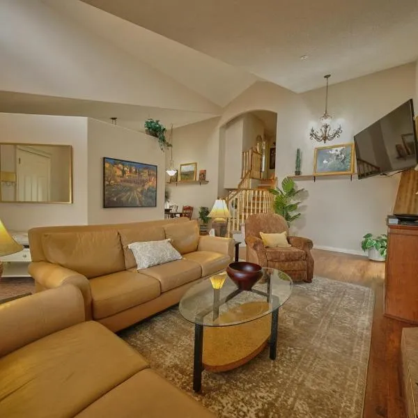 The Venetian Sleeps 8 Cozy Classic Taste of Italy, hotel i Calgary