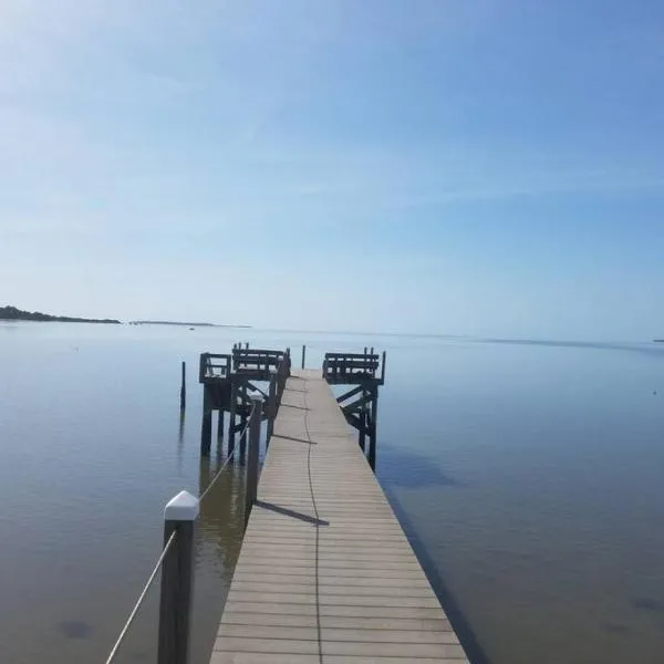 Serenity by the Sea Waterfront Condo, hotel in Cedar Key
