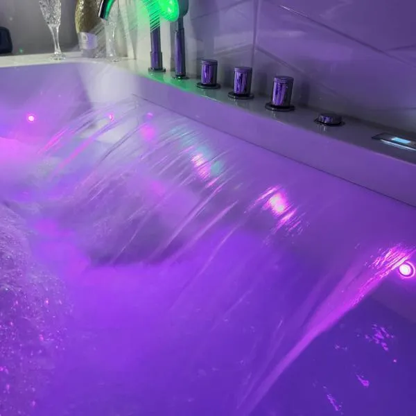 New! Warsaw Luxury Apartment with Jacuzzi and total relax - Warszawski Luksus Jacuzzi i totalny relaks!, hotel in Warsaw
