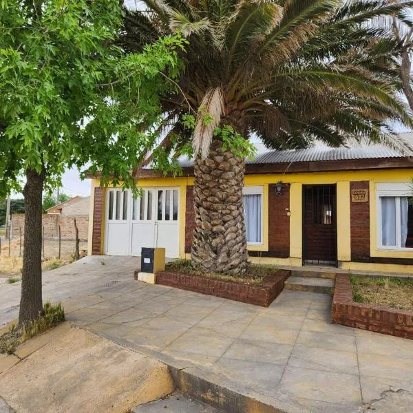 La comarca Alquiler x día casa amplia con garagge, hotel in Carmen de Patagones