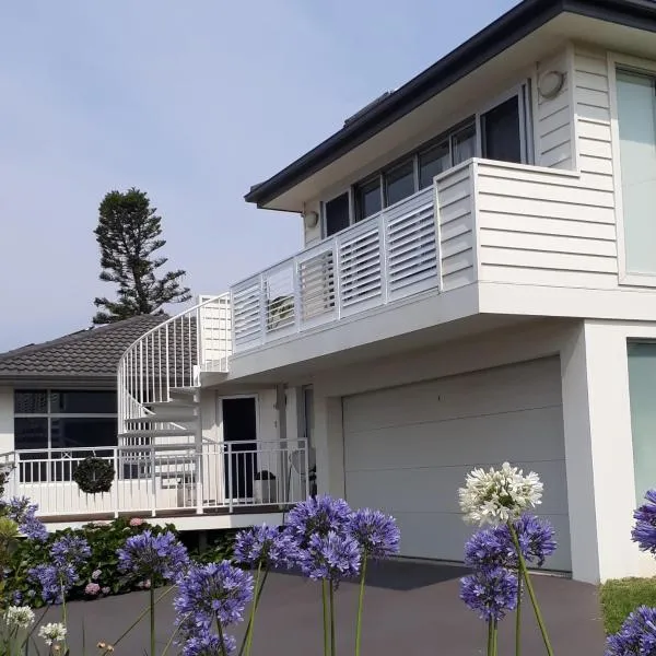 Shutters by the Sea-Sea views-Waterfront-Private- on the Coastal Walk, hotel in Kiama