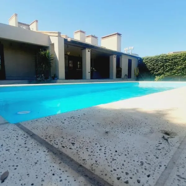 Casa en Rivadavia San Juan Argentina con Pileta โรงแรมในRivadavia