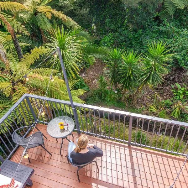 Unwind in Style- Deck with Lush Green Backdrop, hotel in Hamilton