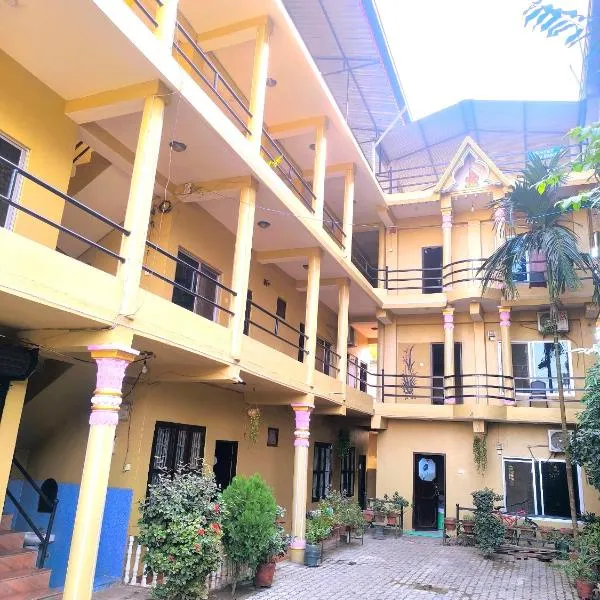 Nikunj Safari Guest House Sauraha- A place where you can book jungle wildlife Safari, hotel v destinaci Sauraha