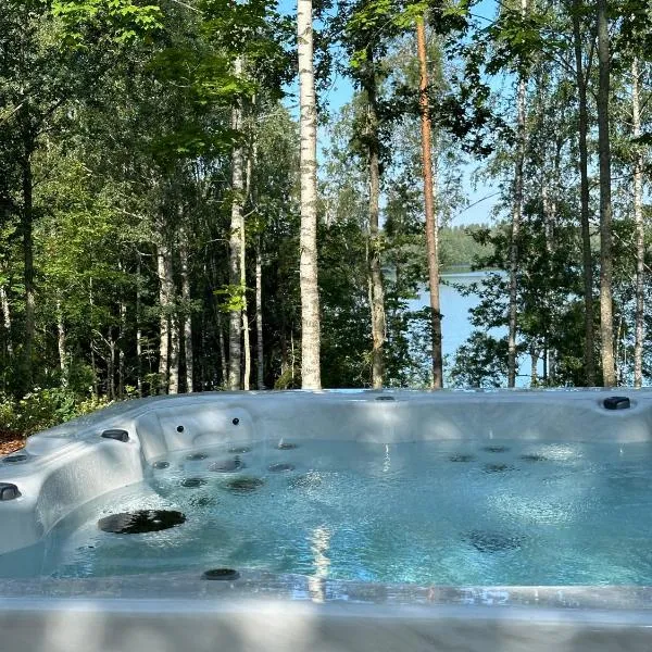 Elegant Lakeside House with Sauna & Jacuzzi, hotelli Lohjalla