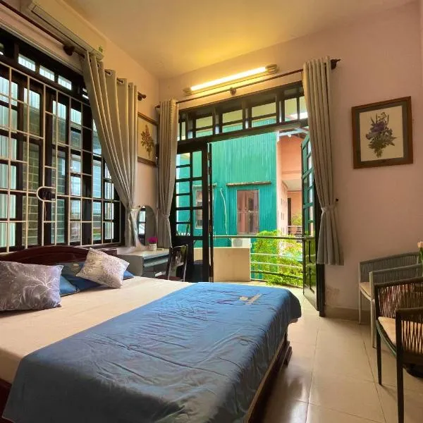Nhà Bơ Homestay, hotel in Thôn Kim Long (1)