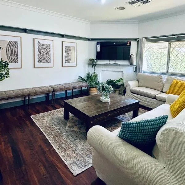 Charming home in Central Dubbo, hotel en Dubbo