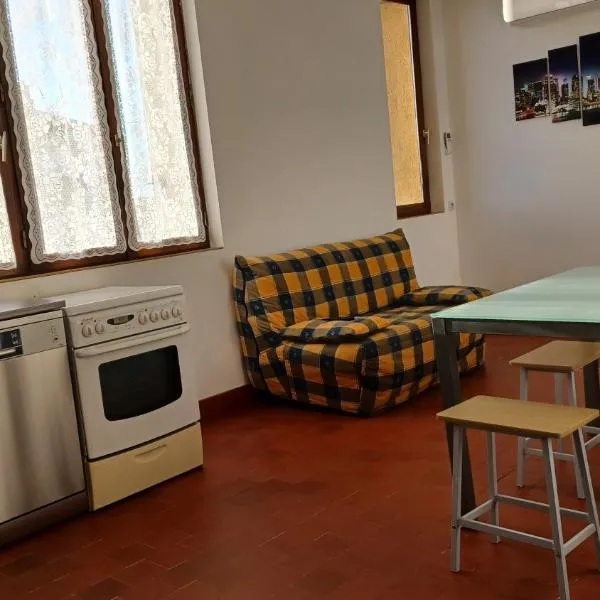 Bel Appartement Fonctionnel,2 grandes chambres separer plus un bz,WI FI,Clim, hotel in Digoin