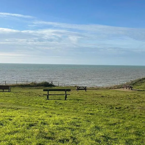 Ocean Side with Free Parking By My Getaways, hotel in Peacehaven