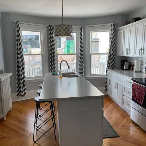 86A King Bed 2bd 3bt on Queen St. Downtown, hotel v destinaci Charlottetown