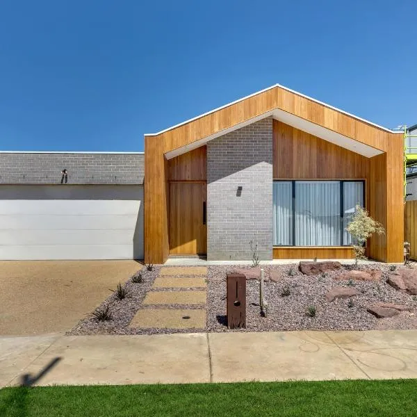 Modern beach house 4 bedroom-12 Sleep, hotel in Ocean Grove