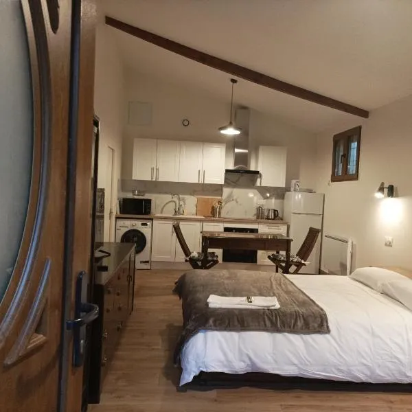 Iris Garden Cottage, hotel in Saint-Germain-en-Laye