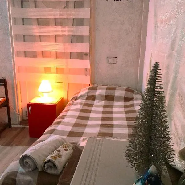 Private Guest Room with Garden Access, hotel i Skopje