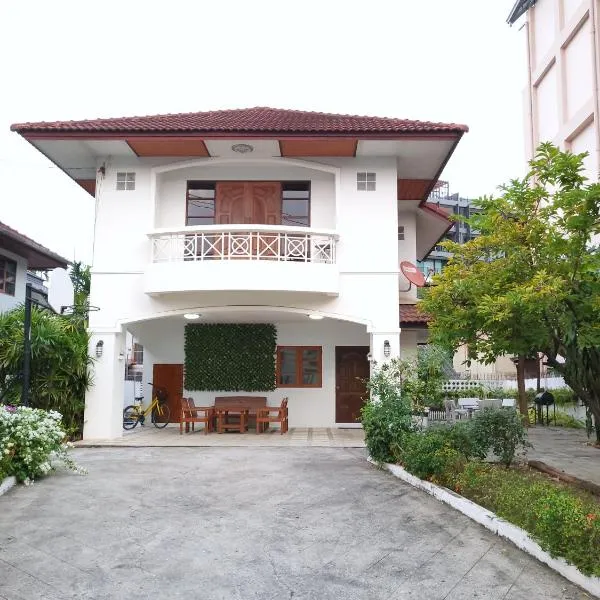 Poon house Nimman, hotel v destinaci Chiang Mai
