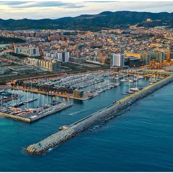 Ap4Us B1 - Apartment for us - Sightseeing & Beach near to Barcelona, hotel v destinaci Badalona
