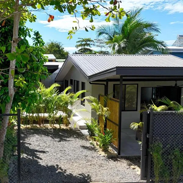 Private Tail House centre Uvita, hotel in Uvita