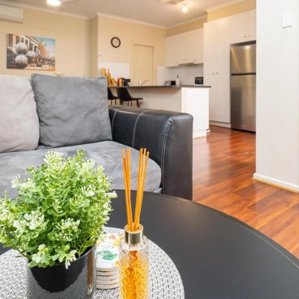 4 BR Home with Garage- short walk to shops, cafe, dining, and supermarkets, hotell i Smithfield