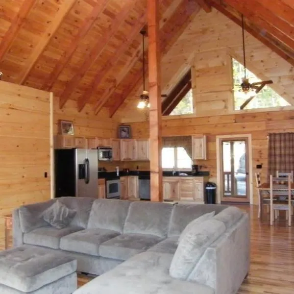 Holiday mountain log cabin, hotel in Luray