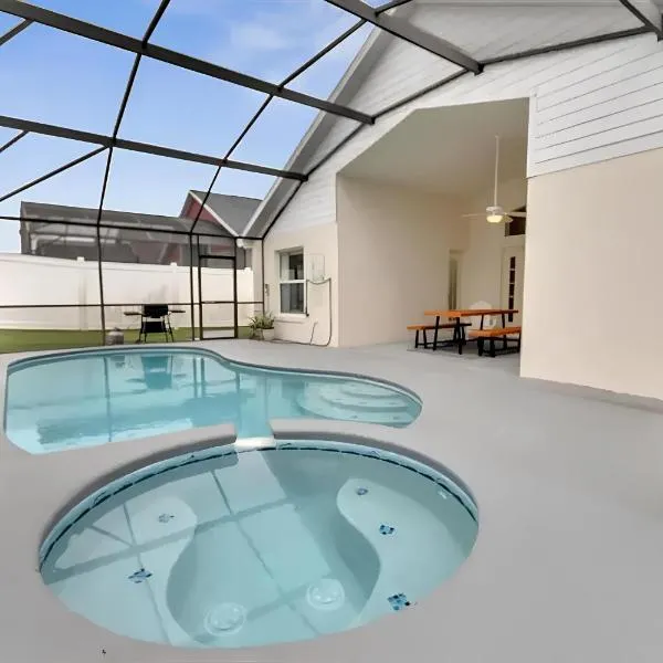 Luxury 4-Bedroom Home with Private Pool, Jacuzzi, AC, Wi-Fi, Cable TV, 5 Minutes from Disney, hotel v destinaci Kissimmee