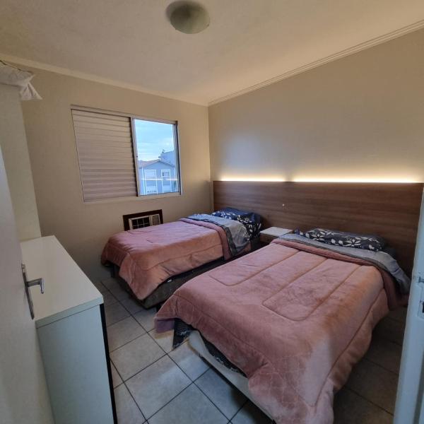 Apto 2 quartos, cond fechado, com vaga, 4º andar por escadas - Foto 2
