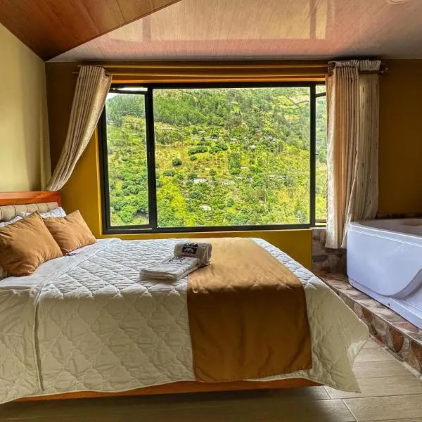 Vista a las 3 Maravillas de Baños, hotel v destinaci Baños