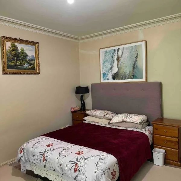 Couple room with shared bathroom, hotel v destinaci Glen Waverley