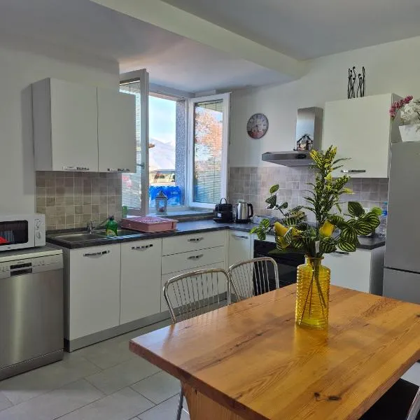 Le Mimose Holiday House di Como - Grandate, hotel v destinaci Grandate