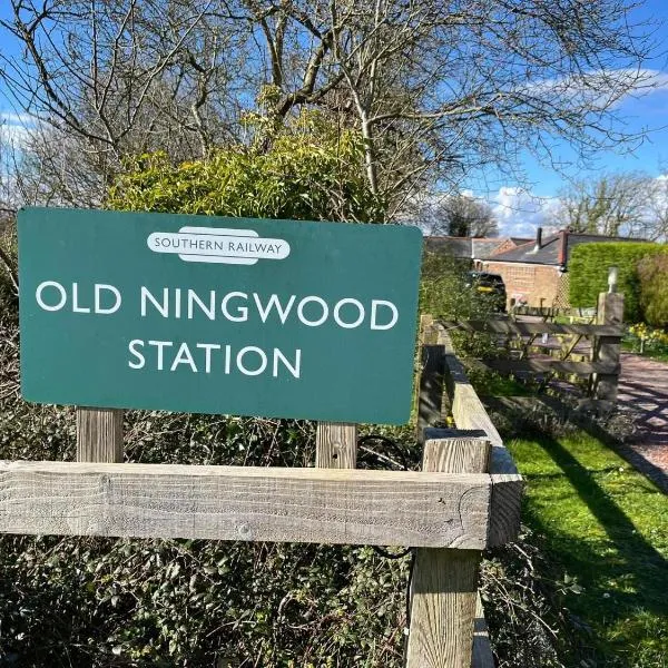 Ningwood Old Station Chalet Ningwood Isle of Wight、Isle of Wightのホテル