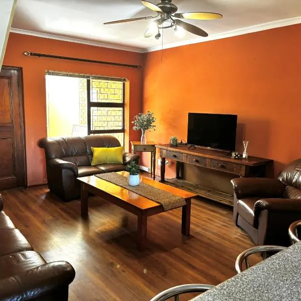 Gordon's Bay Townhouse, hotel in Gordonʼs Bay