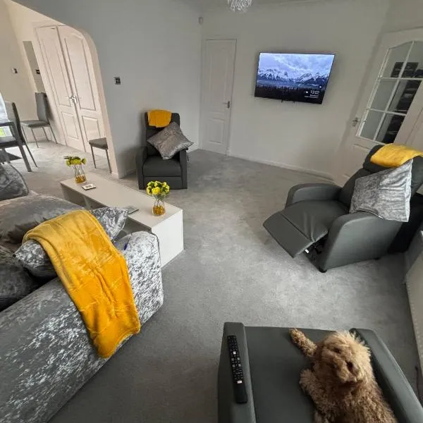 Ayr 130m2 New Decor December 2024 All new entire 3 bedroom garden house, hotel v destinaci Ayr