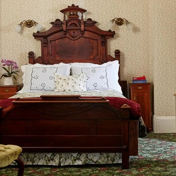 Dennen's Victorian Farmhouse, hotel in Little River