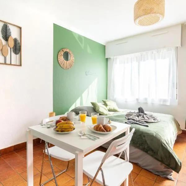 Charmant studio avec terrasse, Gare à 200m et parking gratuit, hotel in Saint-Cyr-lʼÉcole