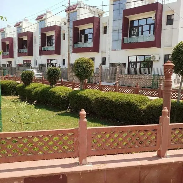 VATS VILLA "Feels like Home & Facilitates like Hotel", hotel v destinaci Vrindavan