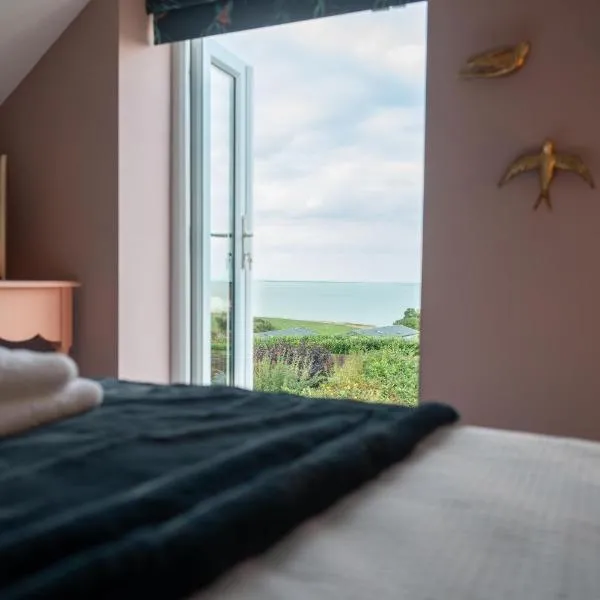 Clifftop Coastal Retreat - Accessible Pet Friendly Sea View - Sleeps 8, Garden & EV - Perfect for Families, Contractors and Long Stays, hotel in Minster