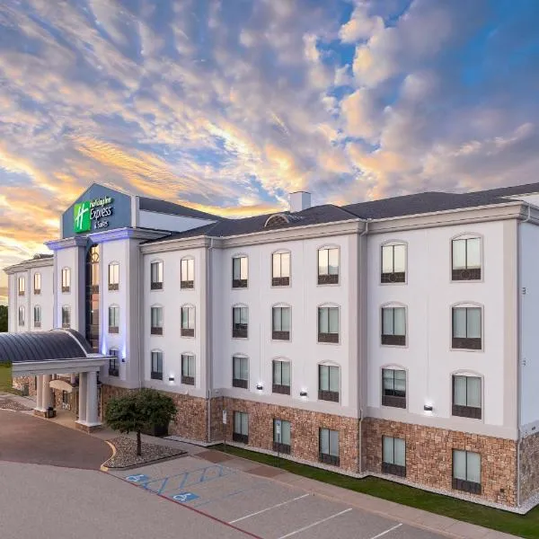 Holiday Inn Express & Suites - Denton North by IHG, hotel in Denton