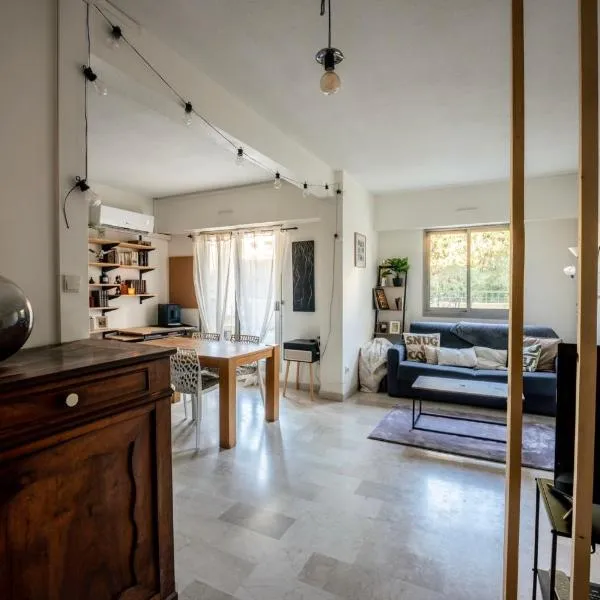 T2 Cosy proche du centre avec grande terrasse!, ξενοδοχείο στη Νιμ