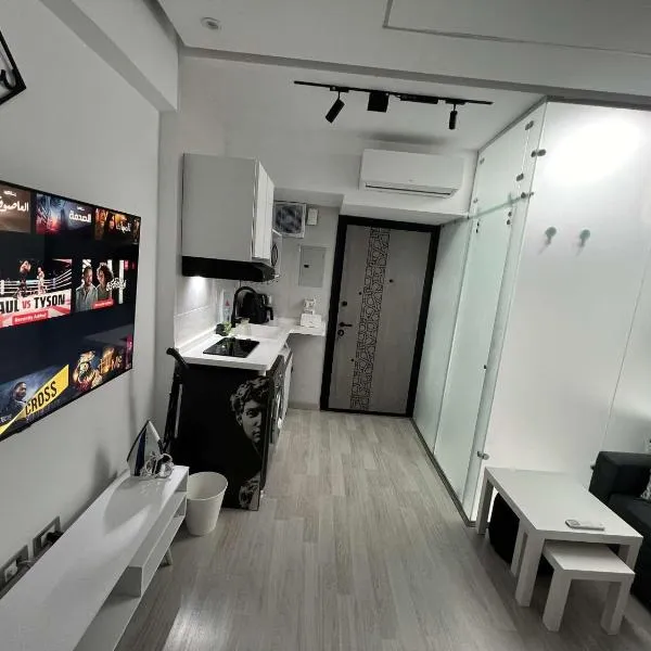 Modern Shared Studio in Heart of Zamalek - Males only, hotel din Cairo