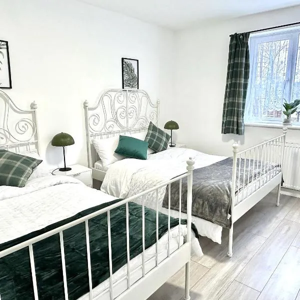 4B4B Entire House Sleeps 11 Driveway Parking near Coventry University and City Centre, hotel v destinaci Coventry