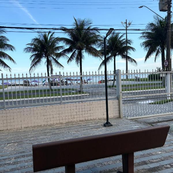 Apto térreo Frente mar c garagem e dois banheiros