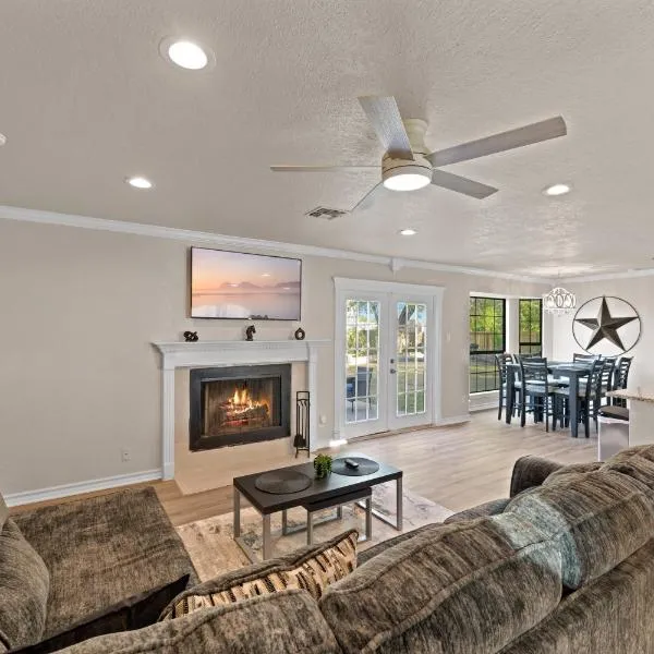 4 Bedroom Family Oasis - 5 Mins to SeaWorld - River Walk - Sleeps 12 - 2 King Suites, hotel v destinaci San Antonio