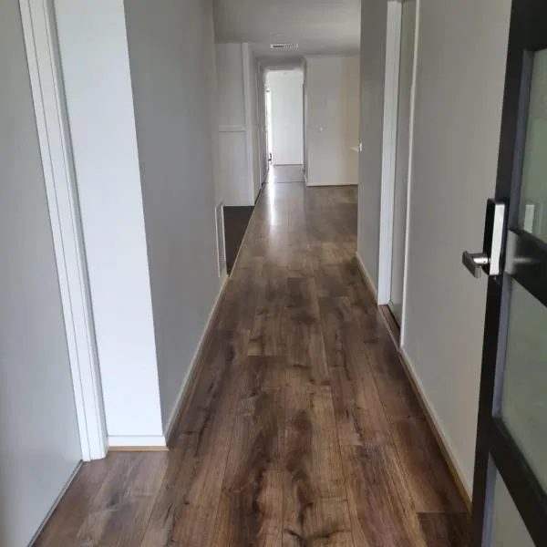 Private Room cbd Airport 20 min, hotel in Truganina