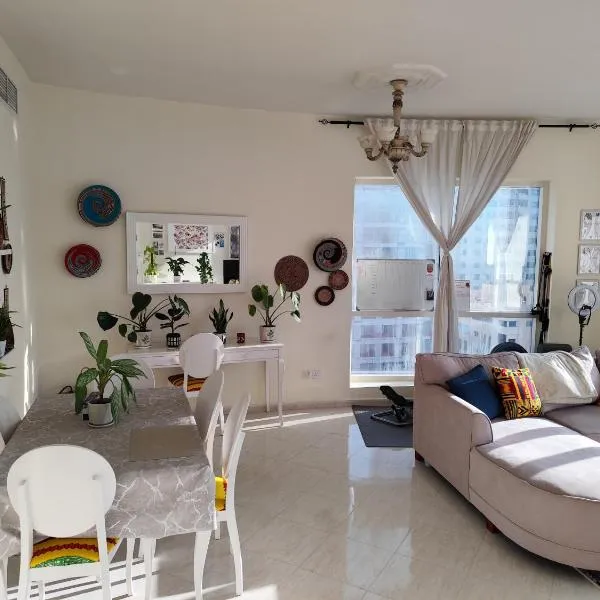 Home stay - FOR FEMALE ONLY GUESTS -ممنوع دخول الرجال, hotel v destinácii Sharjah