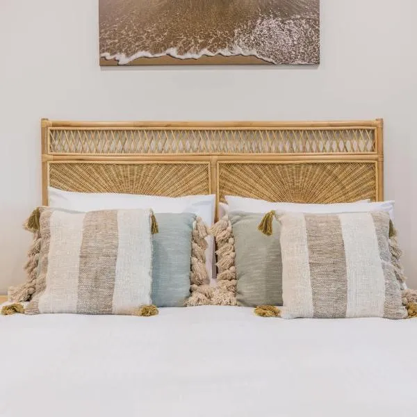 Malo - Three-Bedroom Beachside Escape in Agnes Water, with Heated Communal Pool, hotel in Agnes Water