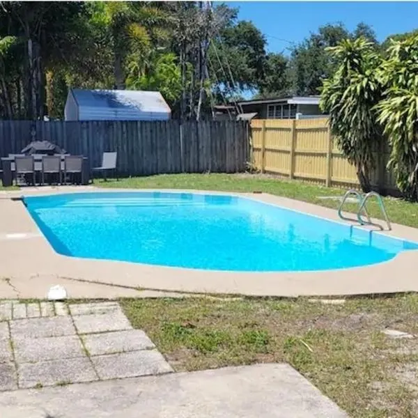 Private 5BR Oasis with Pool Near Clearwater Beach, hotel en Clearwater