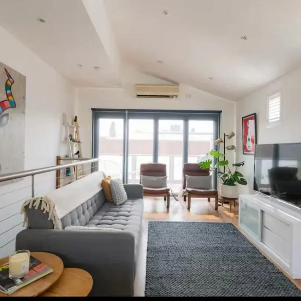 Designer townhome adjacent to East Brunswick Village 2min to tram plus private parking, hotel in Melbourne