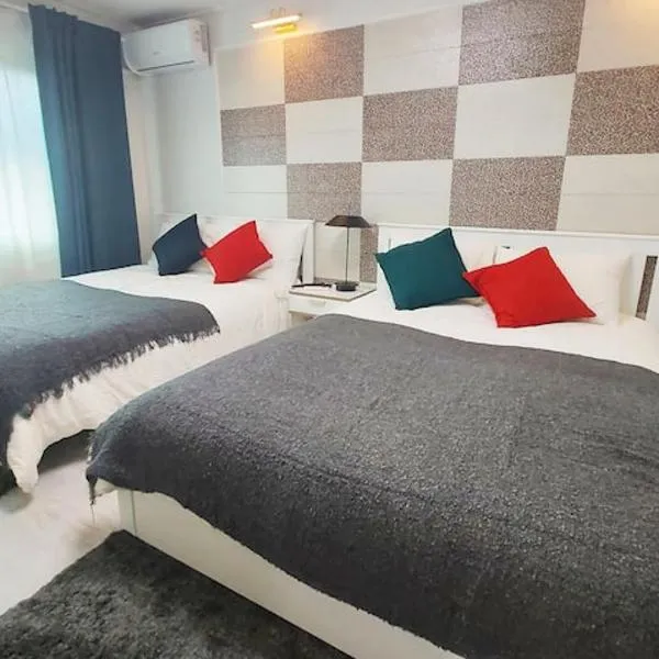 弘大跃层露台大房间 机场地铁直达 3分钟步行地铁站 Hongdae, Airport Express,metro 3min,Duplex Big party Apt, hôtel à Séoul
