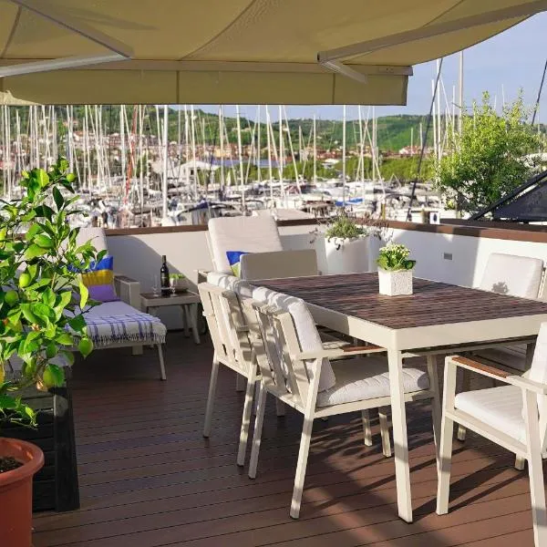 Floating Sea house MIRAMARE, hôtel à Portorož